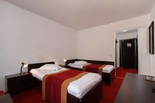 Отель Complex Balnear Cozia - Corp Oltul Кэлимэнешти Двухместный номер с 2 отдельными кроватями-7